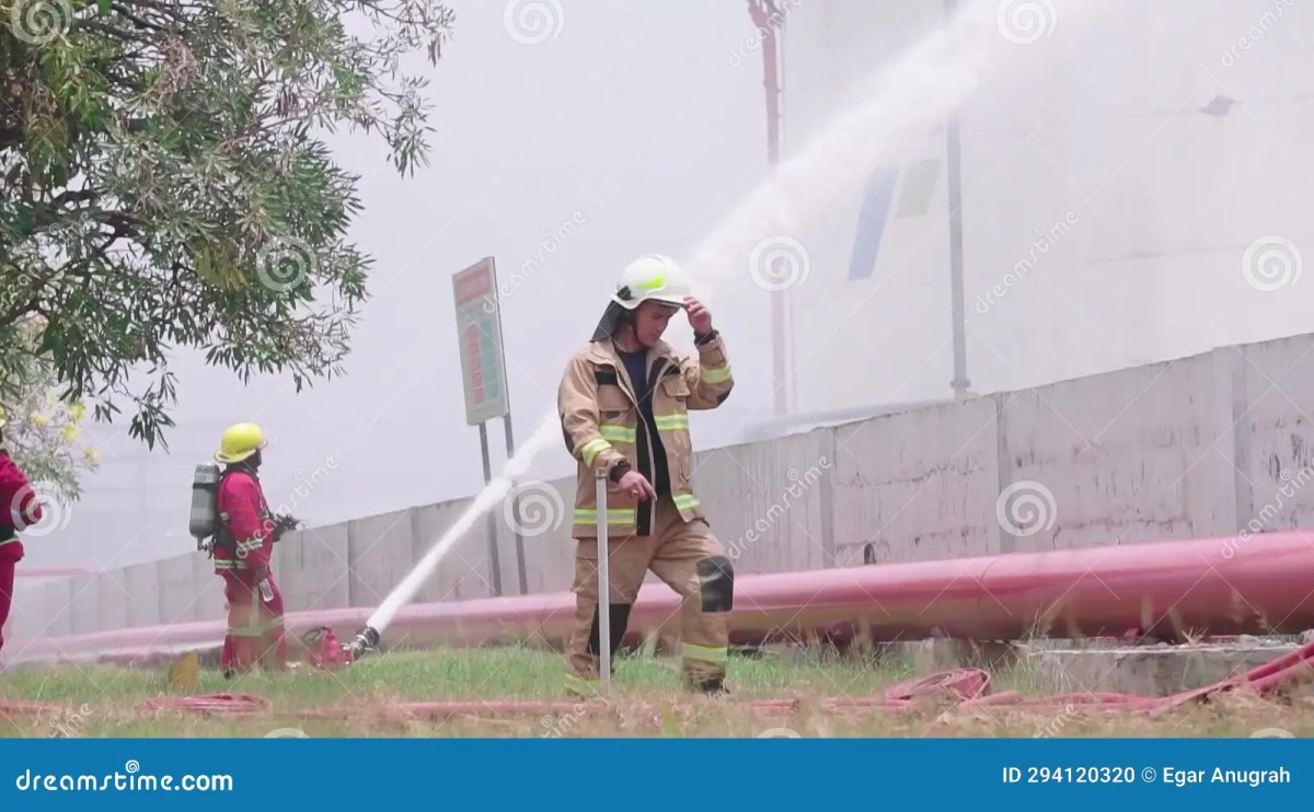 Hollywood actor rushes to help fire first responders evacuate